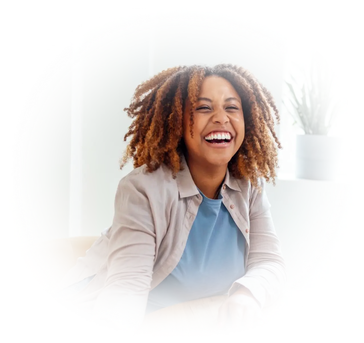 Foto de uma mulher alegre usando computador portátil em um escritório ou casa moderno e claro